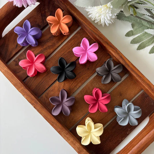 🌸 Blendora Bright Lilly Mini Hair Claw – Premium Matte Finish (Small)