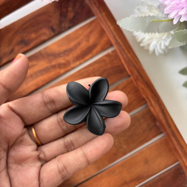 🌸 Blendora Bright Lilly Mini Hair Claw – Premium Matte Finish (Small)