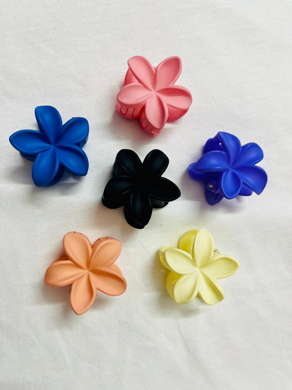 🌸 Blendora Bright Lilly Mini Hair Claw – Premium Matte Finish (Small)