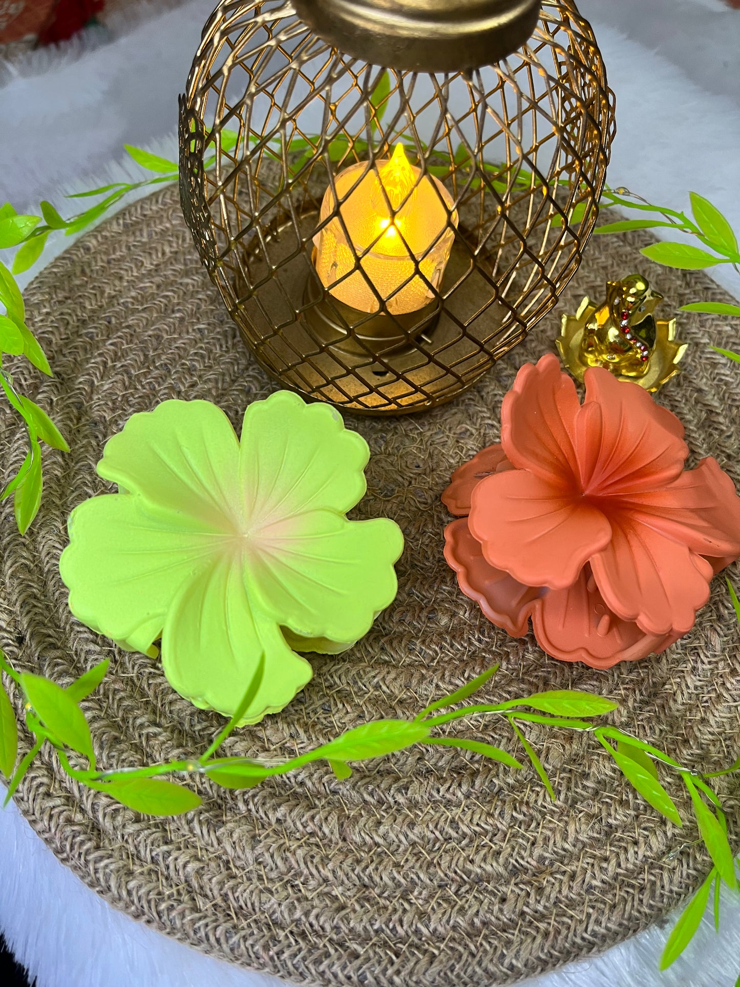 🌺 Blendora Dual-Tone Matte Hibiscus Hair Claw – Large | Strong Grip Floral Claw Clip for Women & Girls