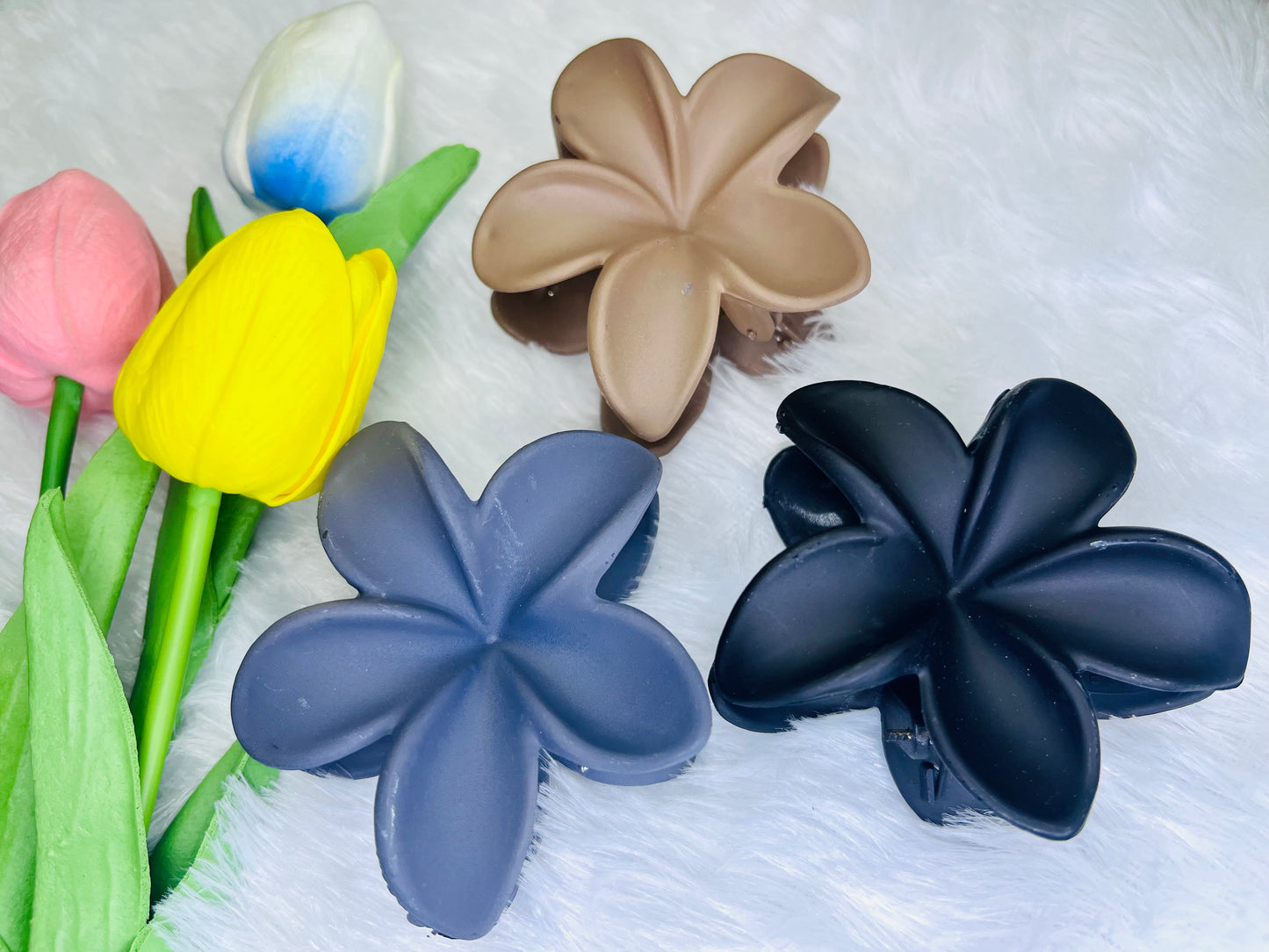 🌸Blendora Lilly Flower Matte Hair Claw – Medium | Soft Touch Floral Hair Clutcher for Women & Girls