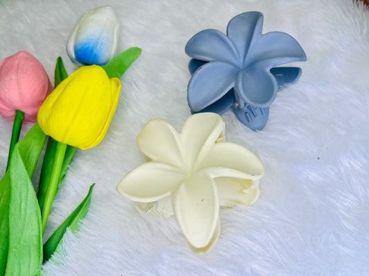 🌸Blendora Lilly Flower Matte Hair Claw – Medium | Soft Touch Floral Hair Clutcher for Women & Girls