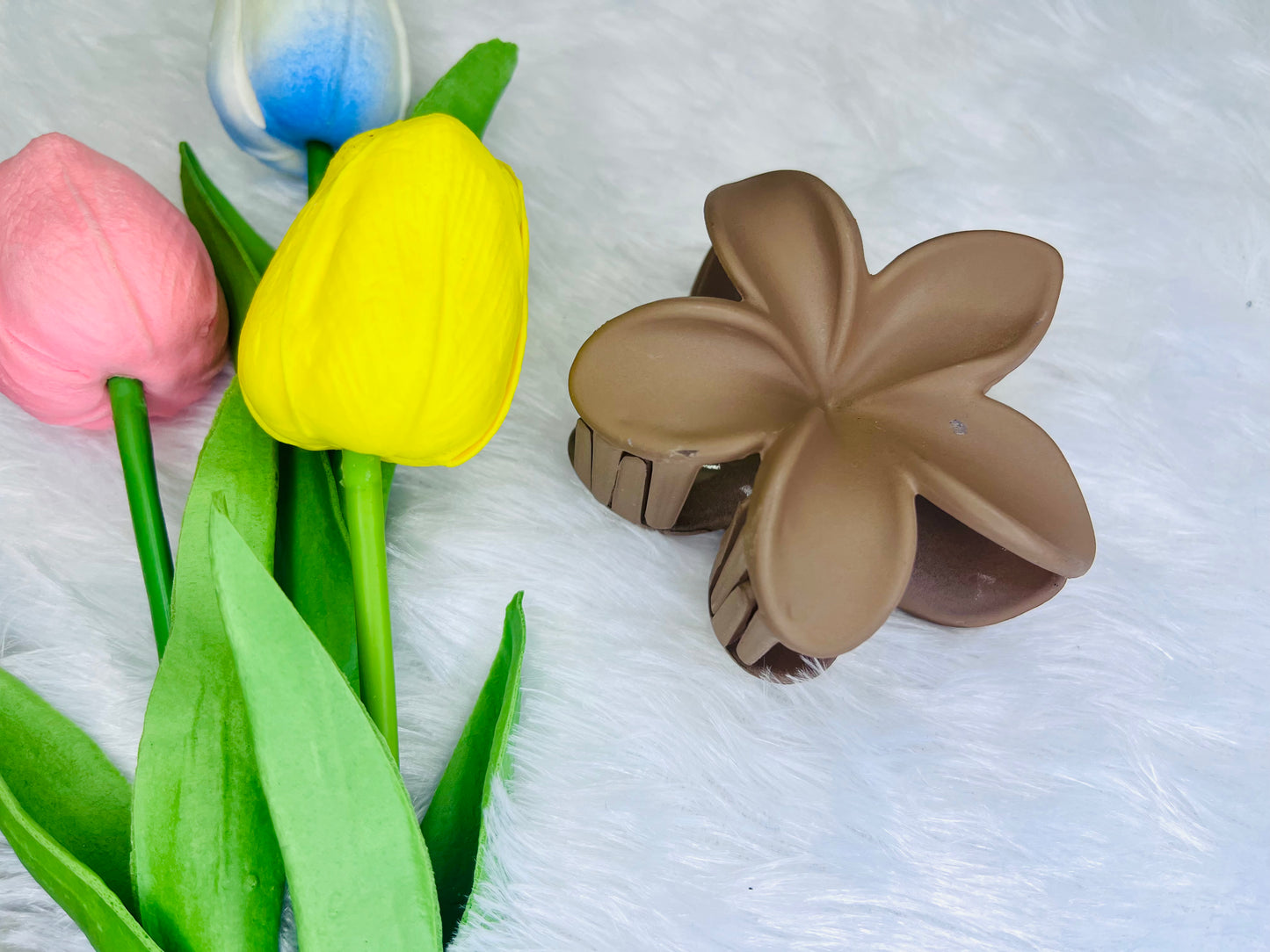 🌸Blendora Lilly Flower Matte Hair Claw – Medium | Soft Touch Floral Hair Clutcher for Women & Girls