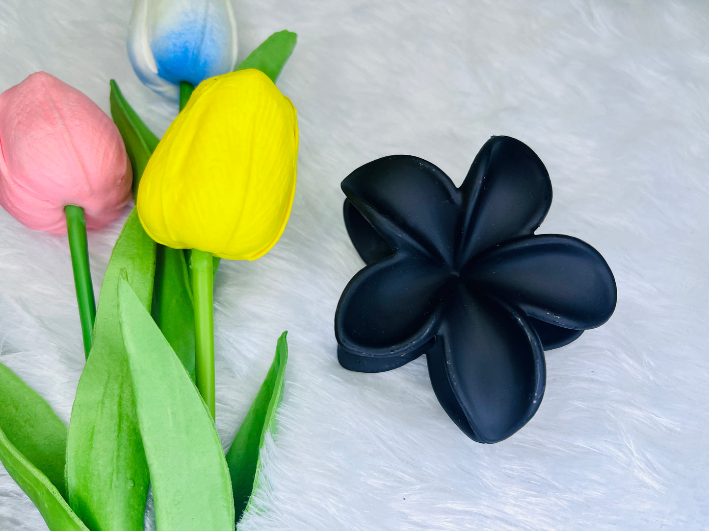 🌸Blendora Lilly Flower Matte Hair Claw – Medium | Soft Touch Floral Hair Clutcher for Women & Girls