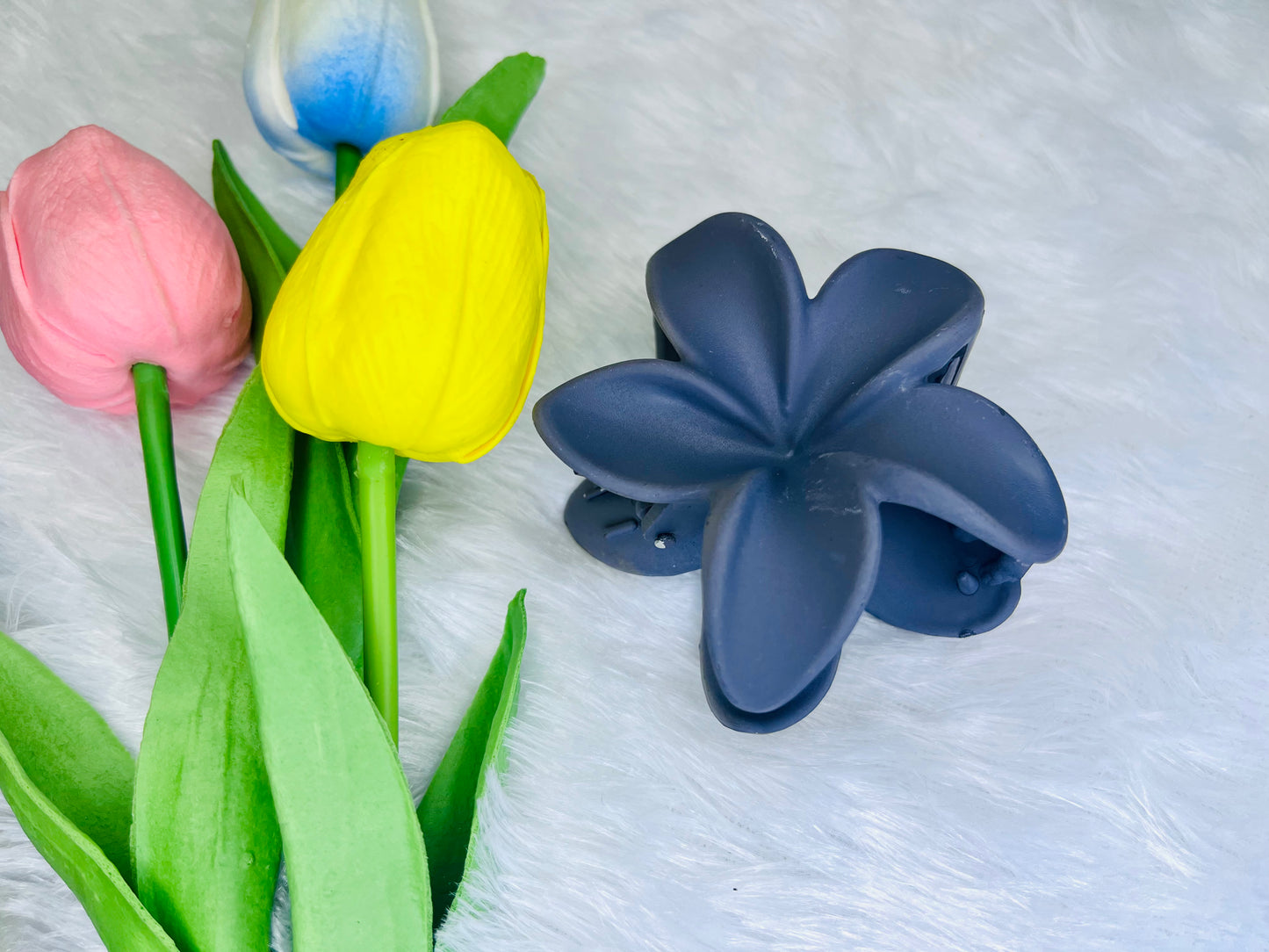 🌸Blendora Lilly Flower Matte Hair Claw – Medium | Soft Touch Floral Hair Clutcher for Women & Girls