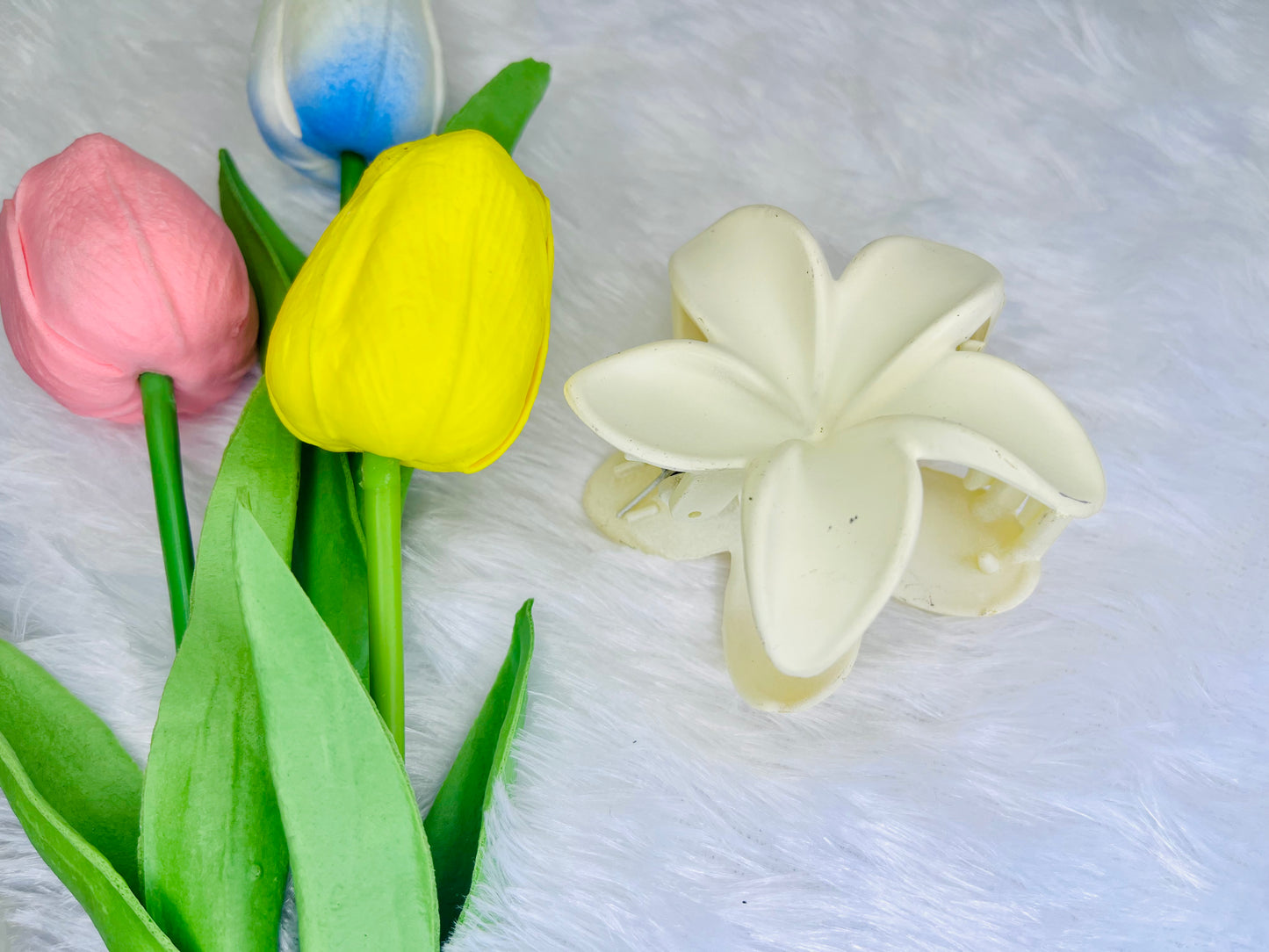 🌸Blendora Lilly Flower Matte Hair Claw – Medium | Soft Touch Floral Hair Clutcher for Women & Girls