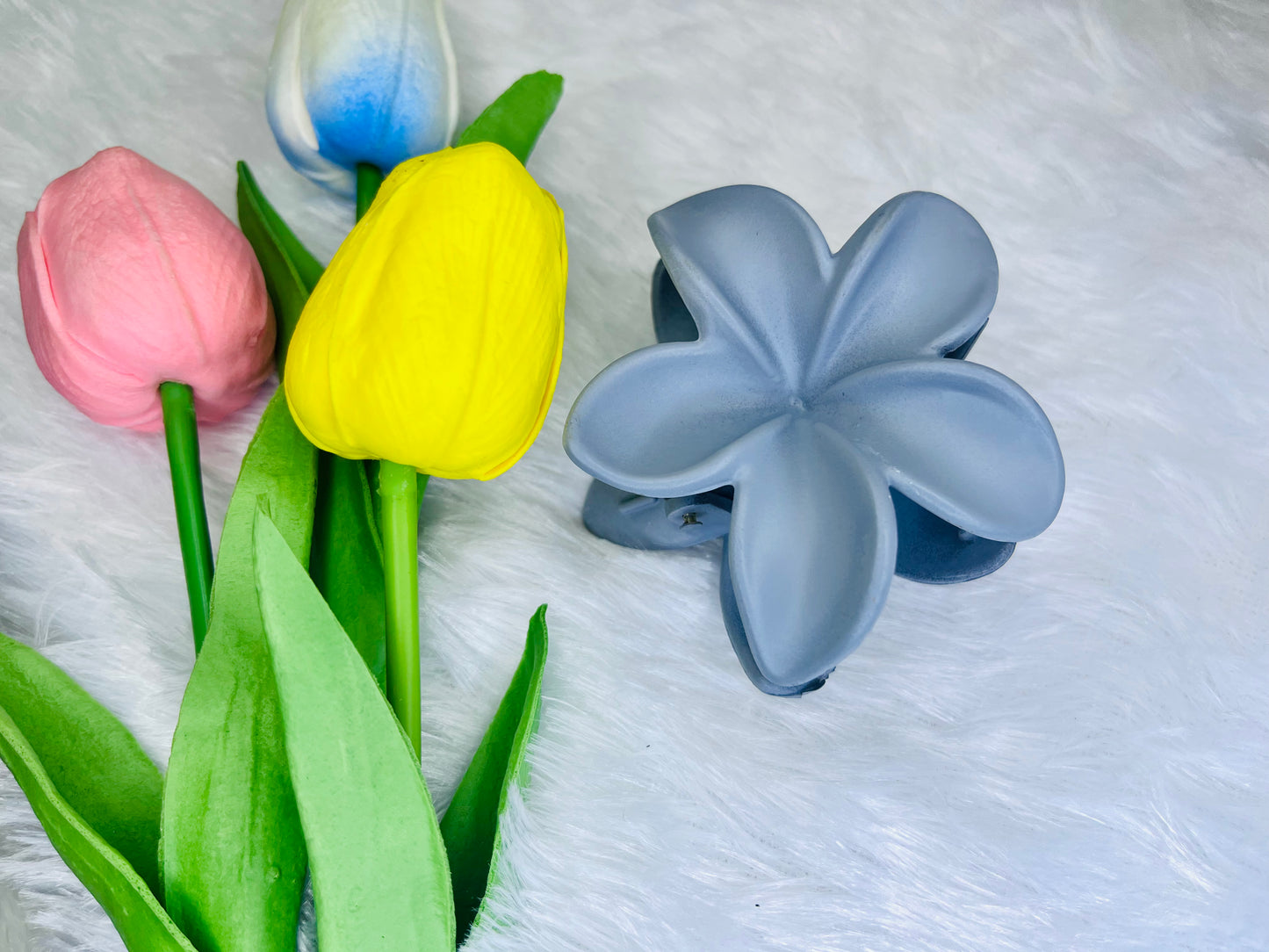 🌸Blendora Lilly Flower Matte Hair Claw – Medium | Soft Touch Floral Hair Clutcher for Women & Girls