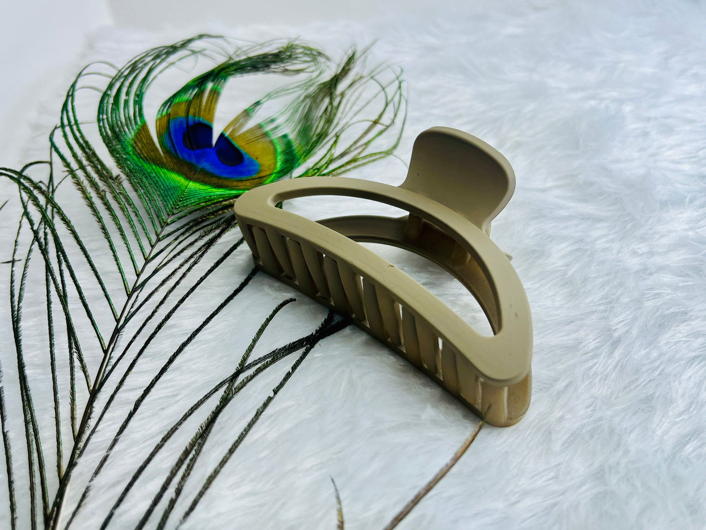 ⭐ Blendora™ Premium Light Curve D-Shape Hair Claw – Medium | Strong Grip • Matte Finish • Everyday Essential