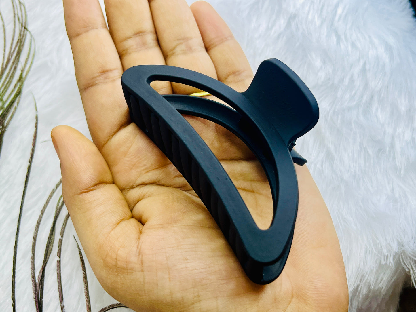 ⭐ Blendora™ Premium Light Curve D-Shape Hair Claw – Medium | Strong Grip • Matte Finish • Everyday Essential