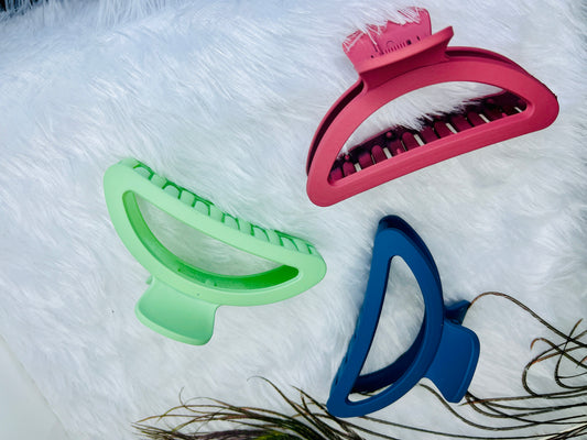 ⭐ Blendora™ Premium Light Curve D-Shape Hair Claw – Medium | Strong Grip • Matte Finish • Everyday Essential