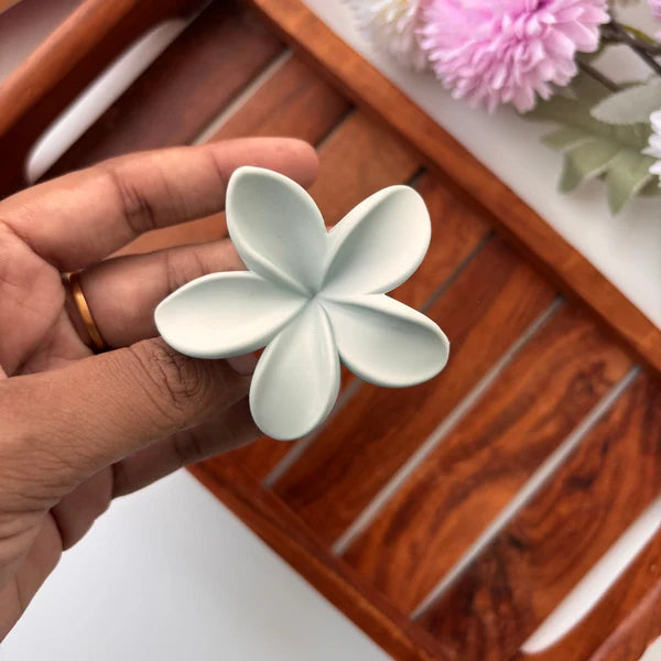 🌸 Blendora Bright Lilly Mini Hair Claw – Premium Matte Finish (Small)